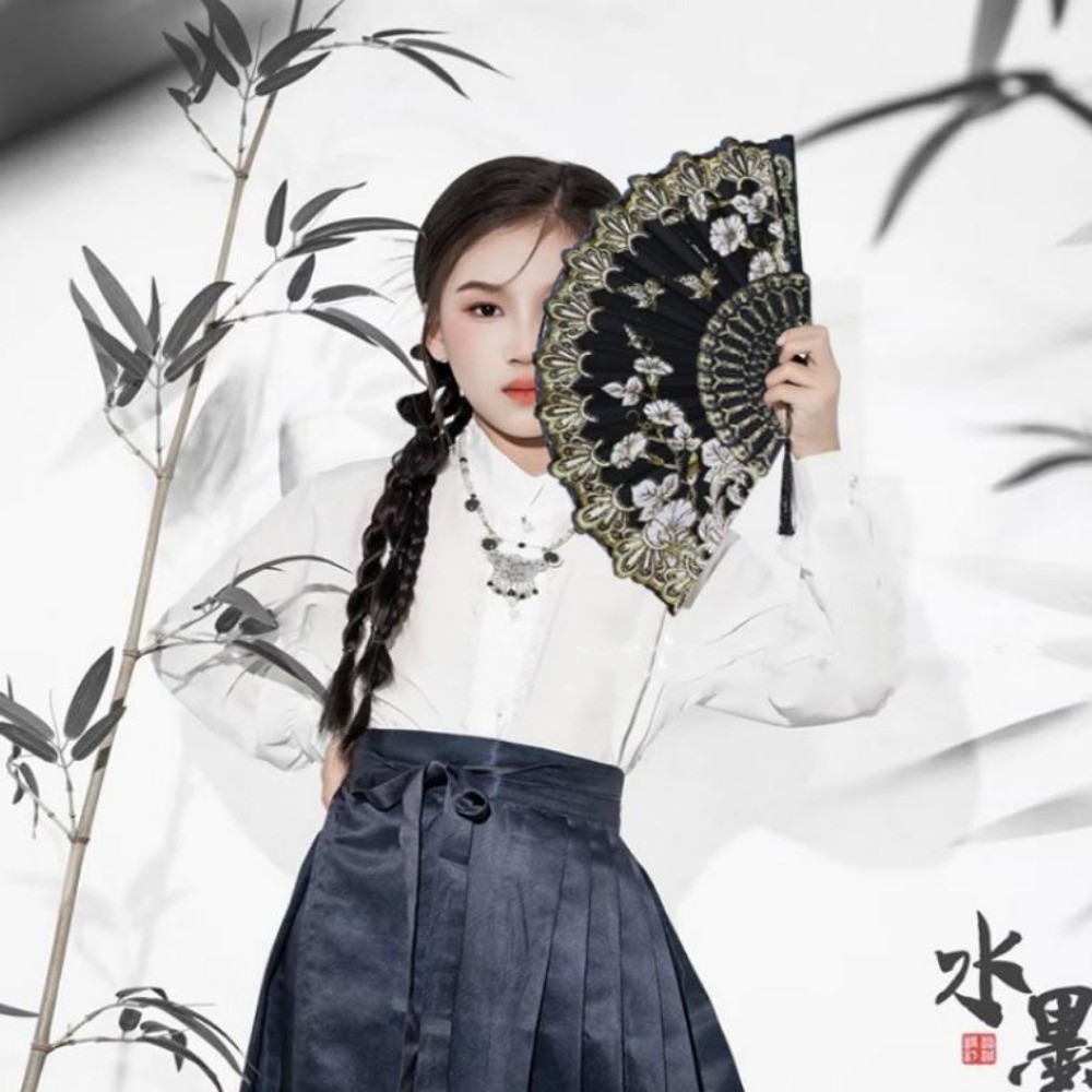 Embroidered Folding Fan Hot St - Photography Of A Man 评论和价格